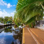 Waterfront House - Solar Heated Pool, Arcade Games