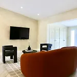 Designer Home With Heated Pool, Hot Tub, Close To The Beach