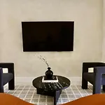 Designer Home With Heated Pool, Hot Tub, Close To The Beach