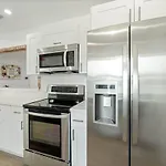 Spacious Pool Home Mins To Beach,Airport,Pets Ok