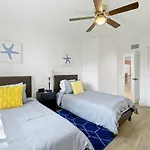 Spacious Pool Home Mins To Beach,Airport,Pets Ok