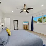 Spacious Pool Home Mins To Beach,Airport,Pets Ok
