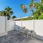 Lush Florida King Bed Studio - Dog Friendly Oasis