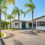 Lush Florida King Bed Studio - Dog Friendly Oasis