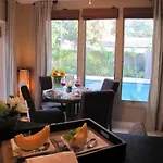 Wilton Bungalow East