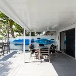 3,2 Lake House With Water Front Bar