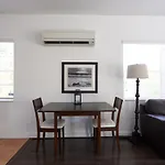 Clean Cosy Flat, Steps From The Beach