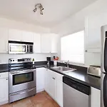 Clean Cosy Flat, Steps From The Beach
