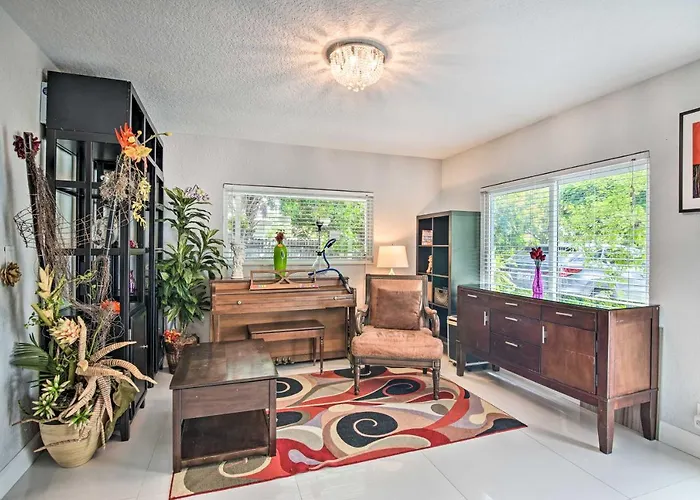 Shady And Eclectic Fort Lauderdale Dwelling With Yard!