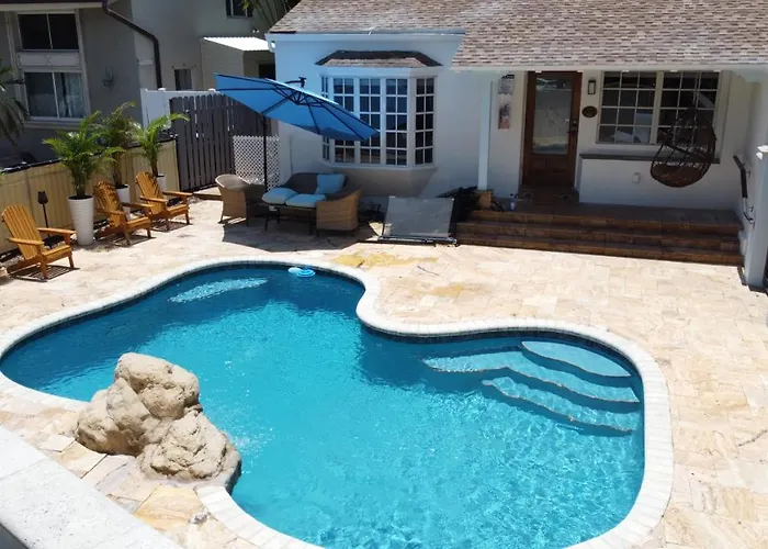 Villa Rio Vista - Massive Las Olas Compound With Pool & 3 Living Areas With Kitchens