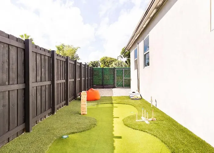 The “Gq”- Golf/Hot Tub/Arcade/Near Downtown!