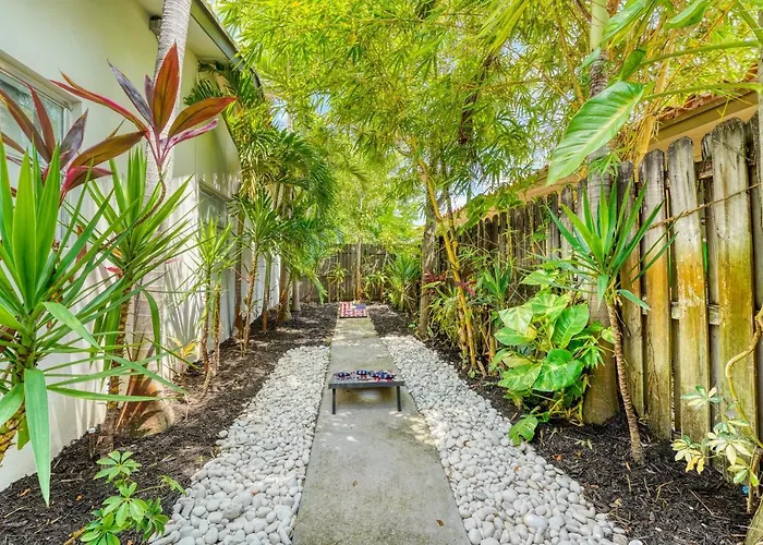 Luxury Tropical Oasis! Huge Saltwater Pool! 1 Mile To Beach!