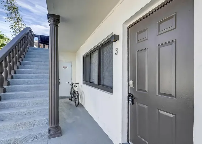 Chic Retreat: 2Br Apartment!