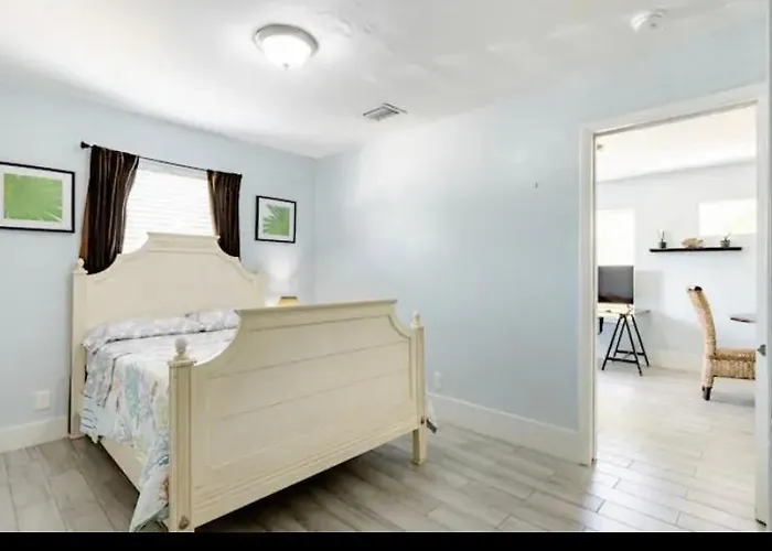 One Bedroom Apt With Private Patio Near Fort Lauderdale Beach