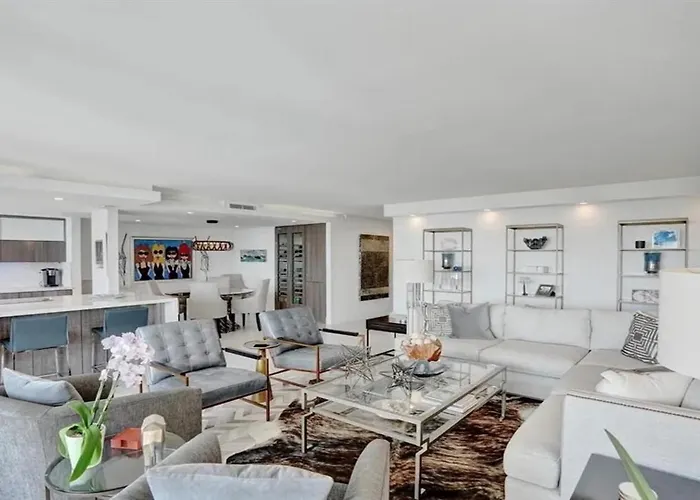 Amazing Two Bedrooms Apartment With Skyline Views