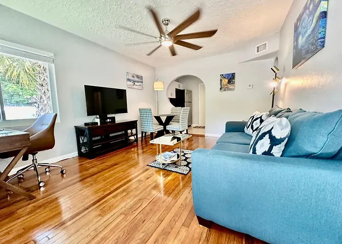 Las Olas Central Oasis, Pool, Parking, Remodeled