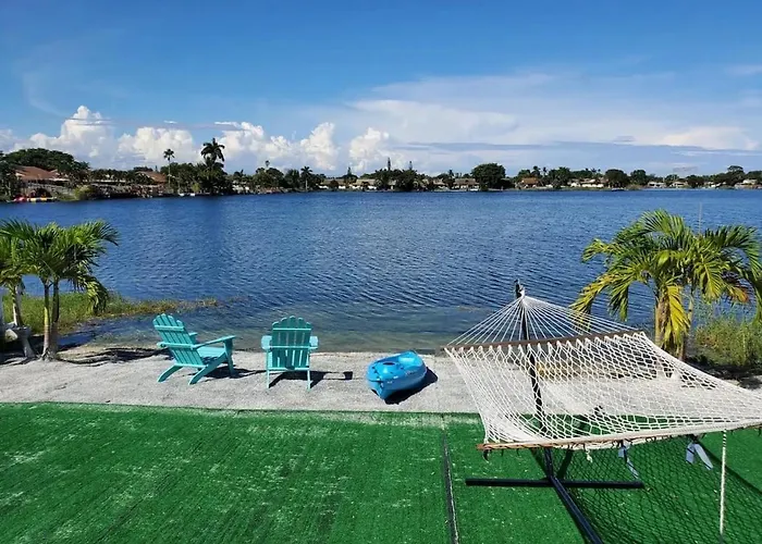 Lakeside 3Br Retreat With Private Yard & Kayak Use