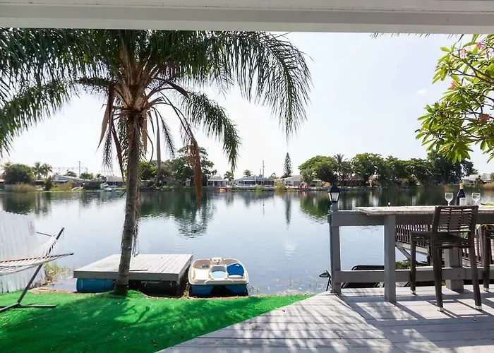 3,2 Lake House With Water Front Bar