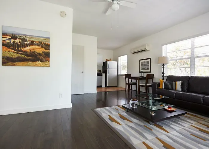 Clean Cosy Flat, Steps From The Beach