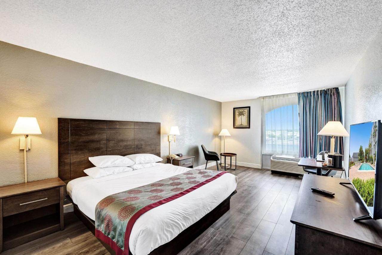Plaza Lauderdale Hotel 2*
