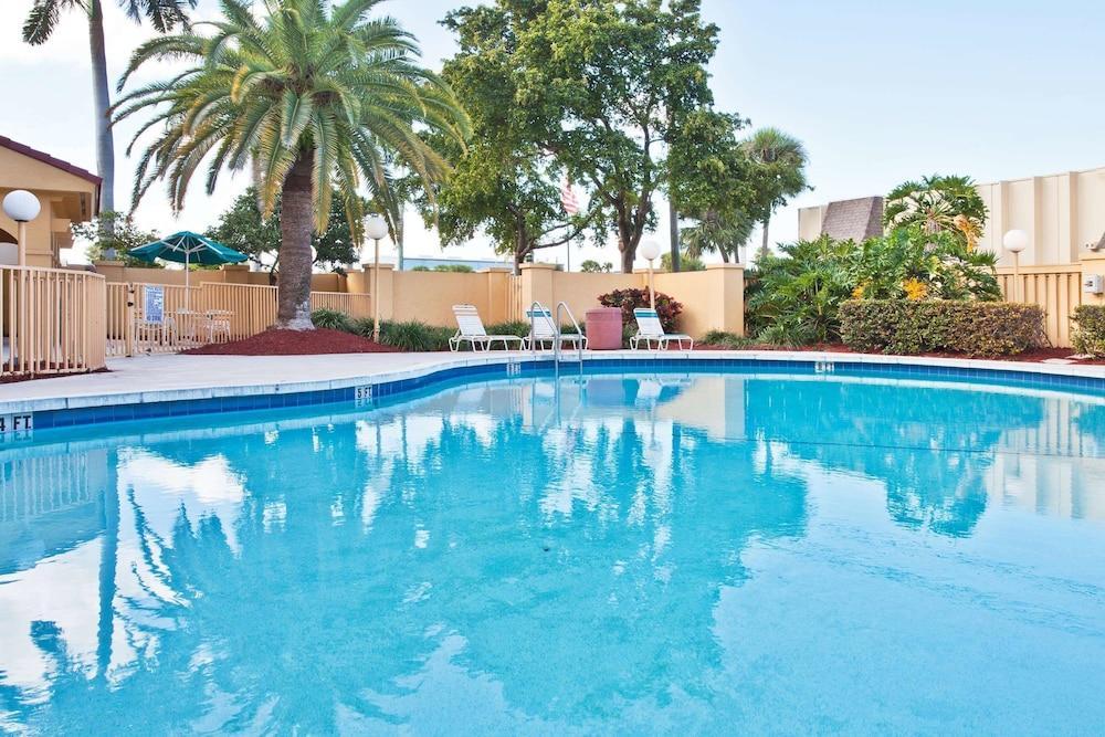 La Quinta By Wyndham Ft Lauderdale Cypress Creek Hotel