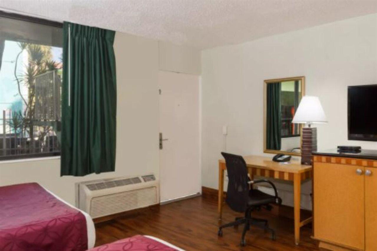 Travelodge By Wyndham Lauderdale Fort Lauderdale