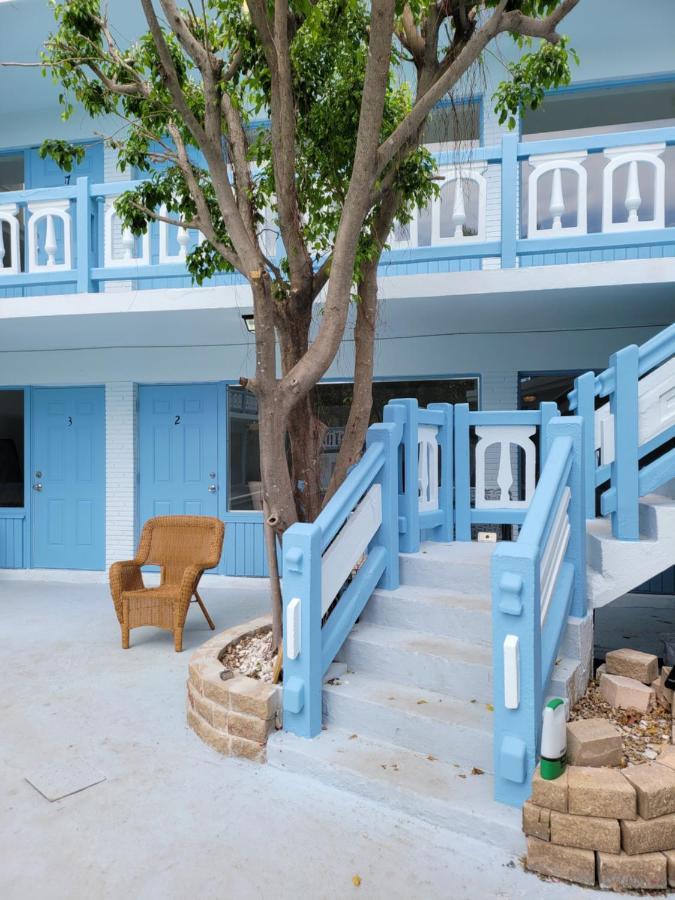 Lauderdale Hotel 4*