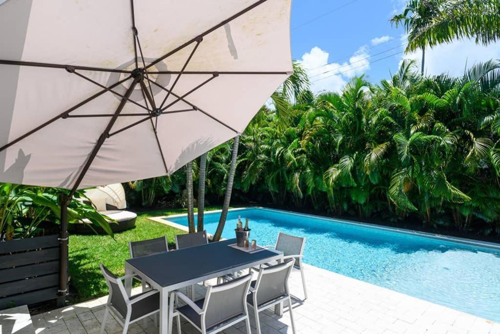 Paradise 3 Bedroom With Heated Pool Close To Holiday home