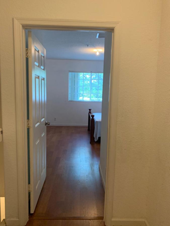 Bedroom In Lauderdale Lakes Townhome Homestay