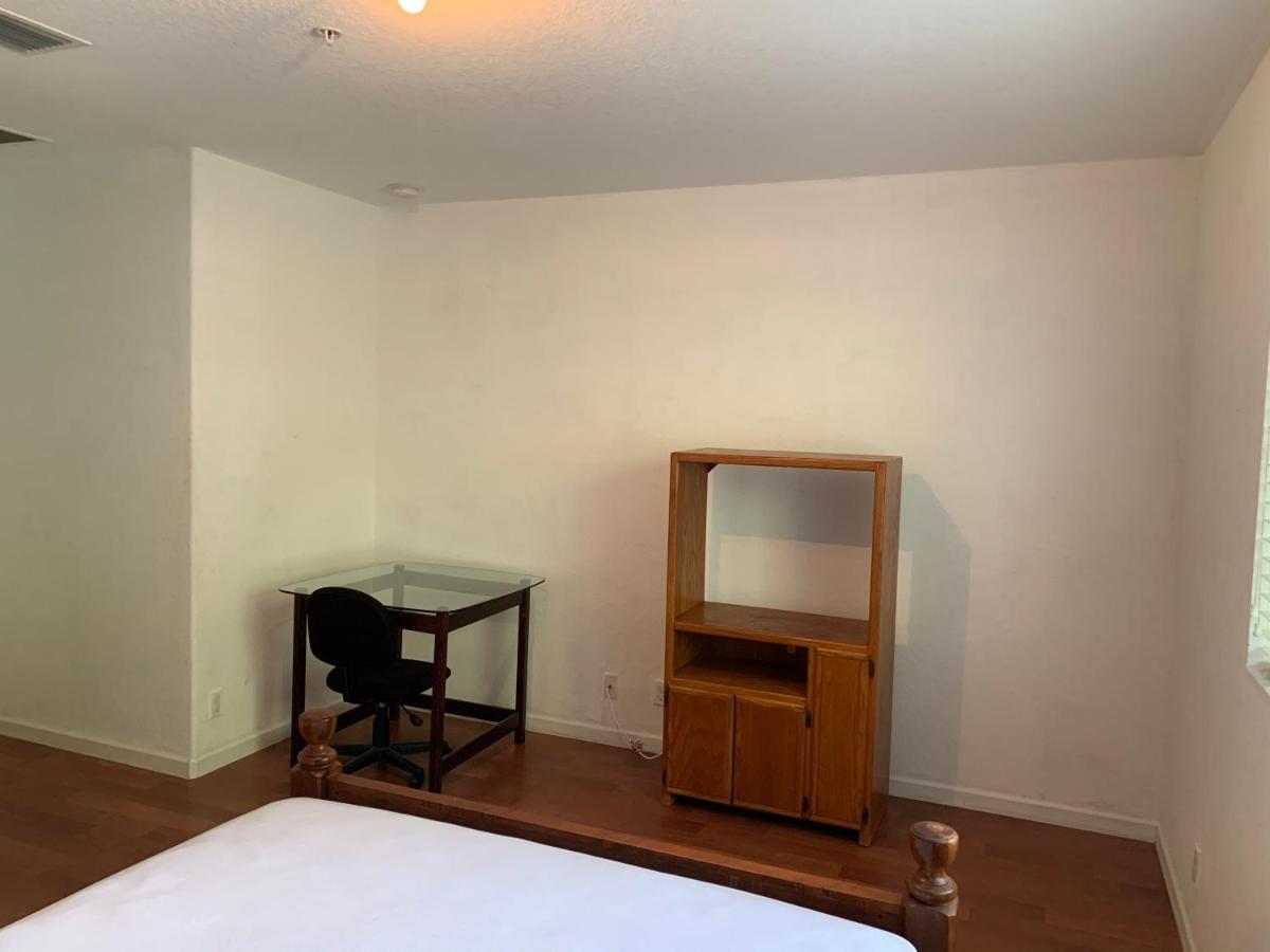 Bedroom In Lauderdale Lakes Townhome *