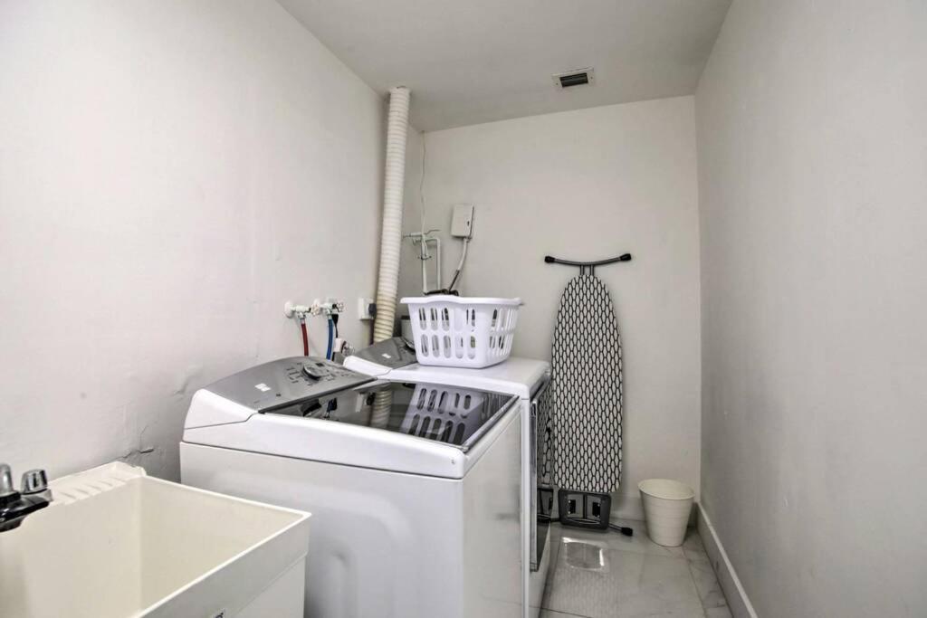 Stunning 4 Bedrooms House With Pool 6mins To Ocean *