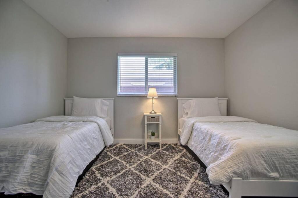 Stunning 4 Bedrooms House With Pool 6mins To Ocean Fort Lauderdale