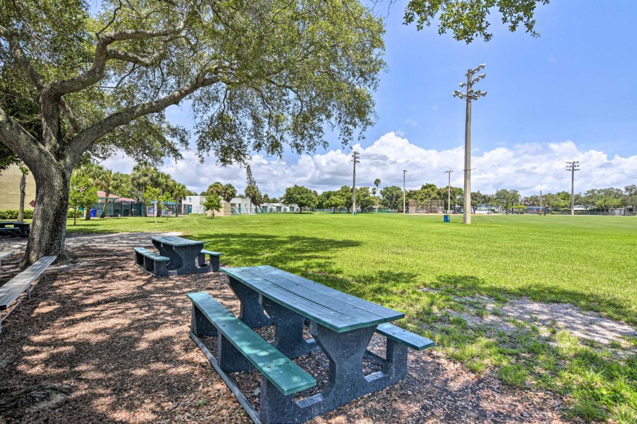 Shady And Eclectic Lauderdale Dwelling With Yard! Holiday home *