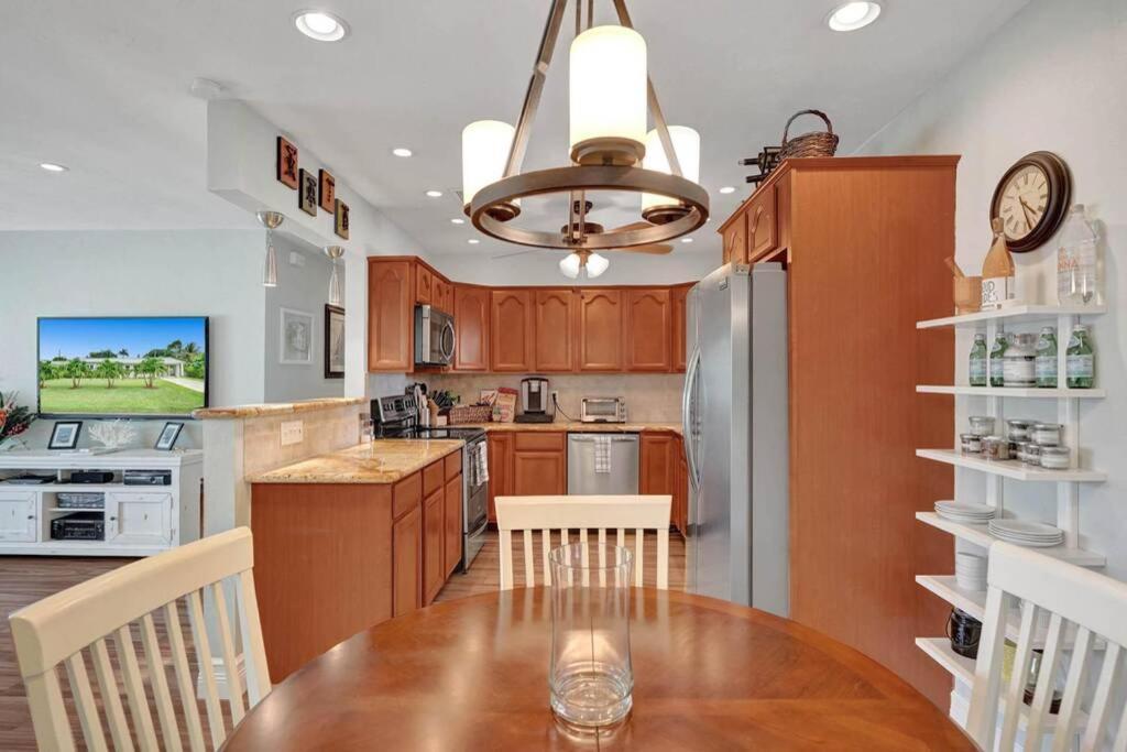 Tipsy Tiki Paradise - A Fl Tropical Heated Pool Retreat Holiday home