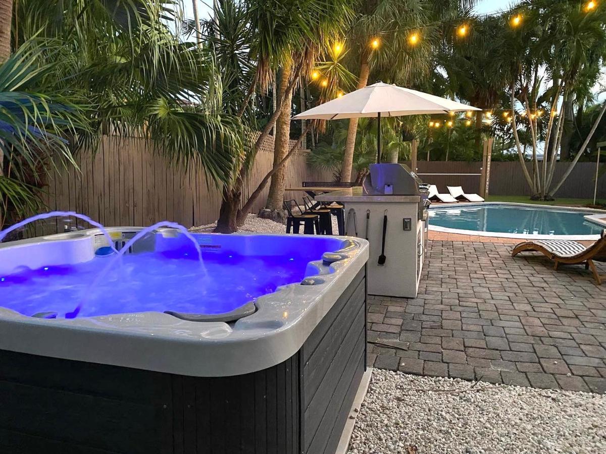 Villa Newly Renovated Pool, Hot Tub, & Epic Backyard *