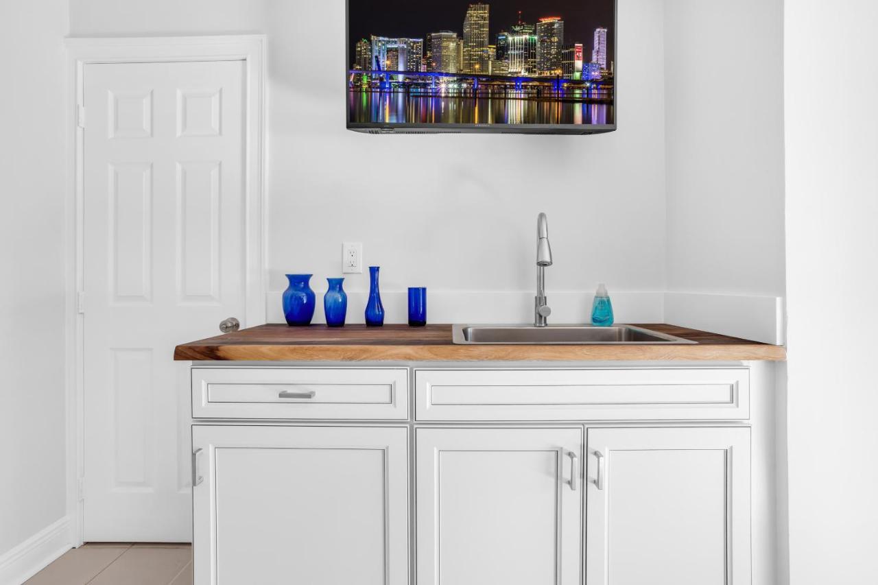 Newly Renovated Pool, Hot Tub, & Epic Backyard Villa *