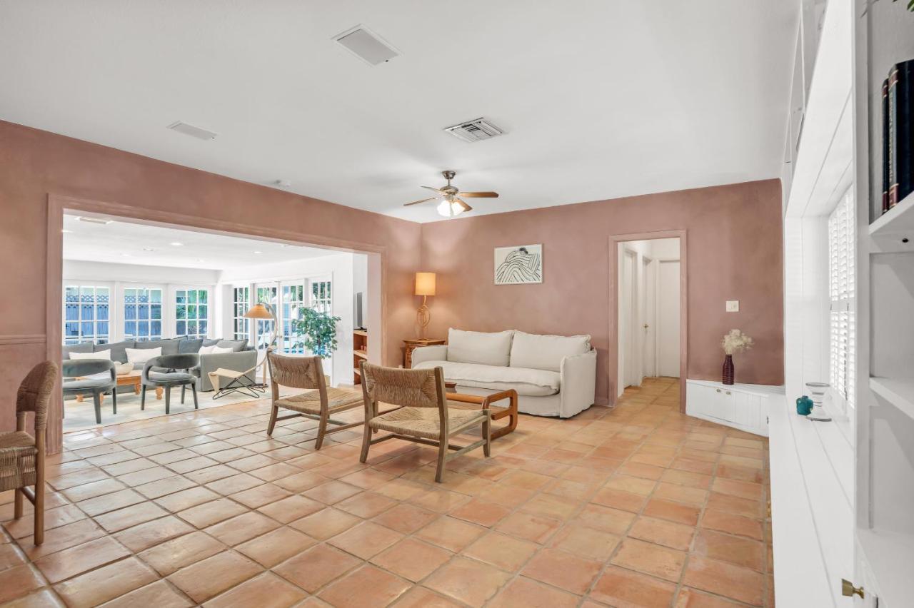 Villa Newly Renovated Pool, Hot Tub, & Epic Backyard *