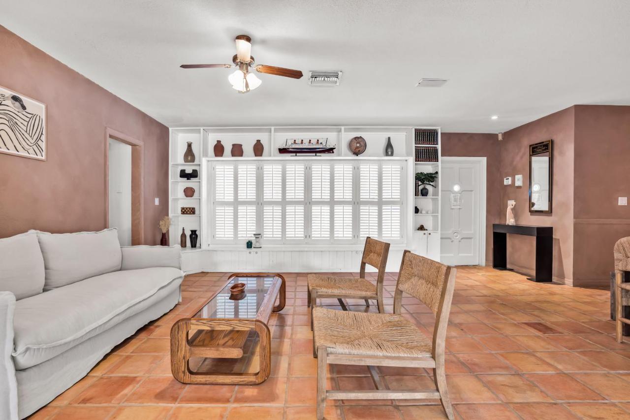 Newly Renovated Pool, Hot Tub, & Epic Backyard Villa Fort Lauderdale