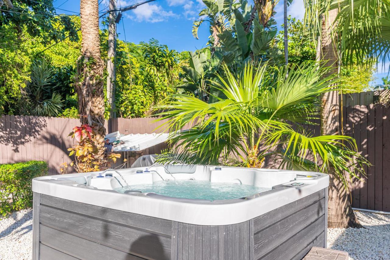 Villa Newly Renovated Pool, Hot Tub, & Epic Backyard *