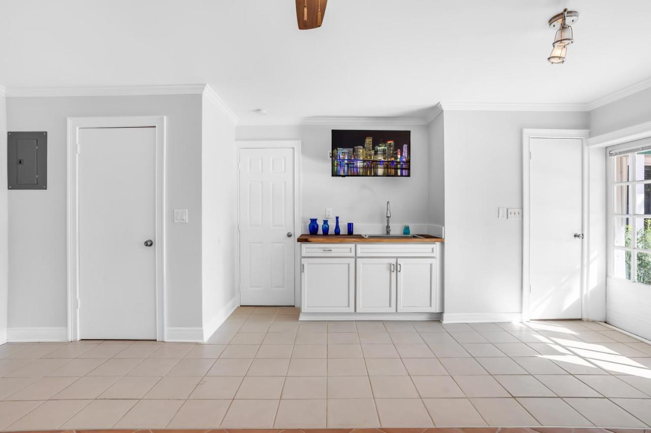 Newly Renovated Pool, Hot Tub, & Epic Backyard Villa