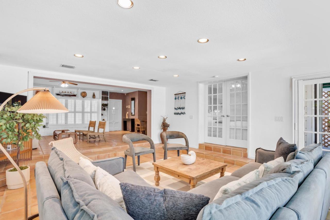 Newly Renovated Pool, Hot Tub, & Epic Backyard Villa *