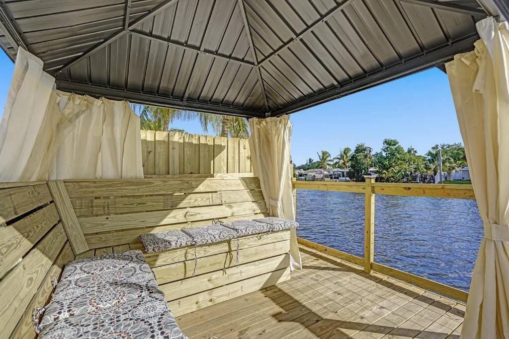 Holiday home Waterfront Dining Only 5 Min From Hard Rock, Pergola
