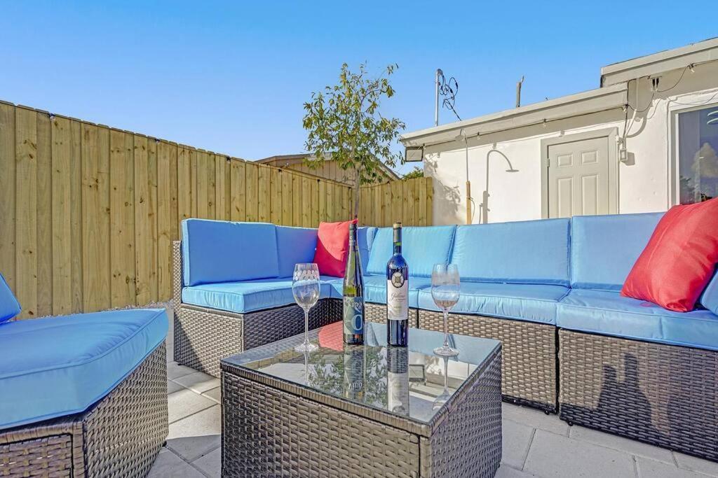 Holiday home Waterfront Dining Only 5 Min From Hard Rock, Pergola