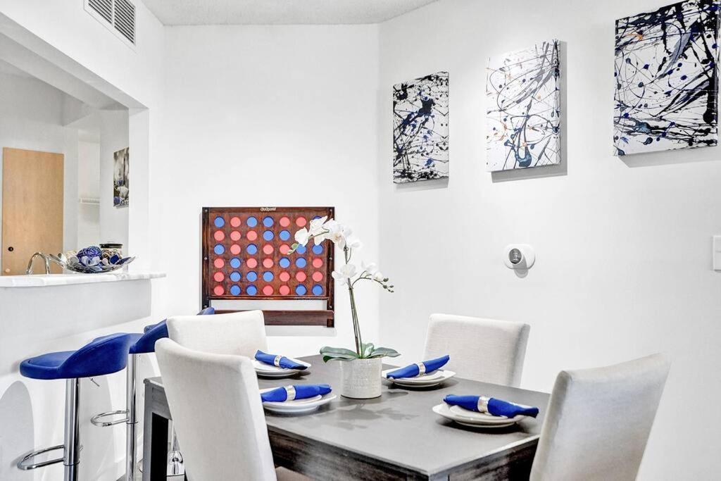 2b On The Water, Luxurious & Games Galore! Near Beach & Airport Apartment *