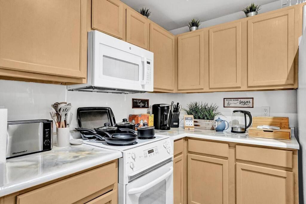 2b On The Water, Luxurious & Games Galore! Near Beach & Airport Fort Lauderdale