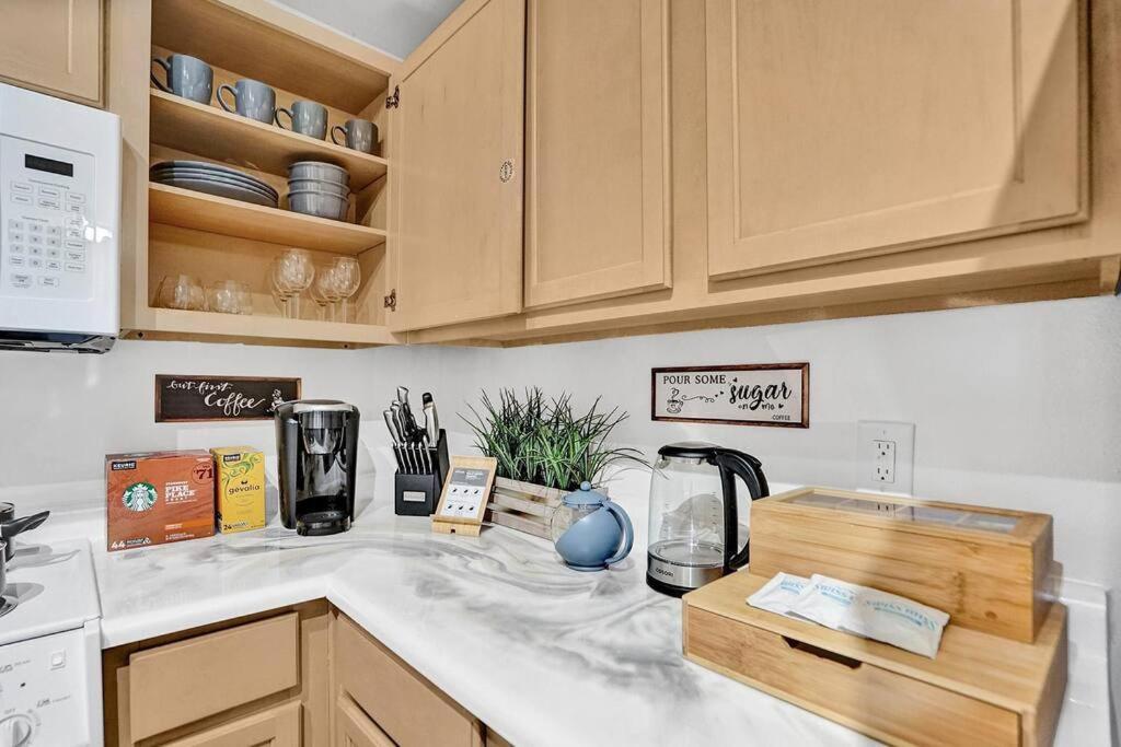 Apartment 2b On The Water, Luxurious & Games Galore! Near Beach & Airport Fort Lauderdale