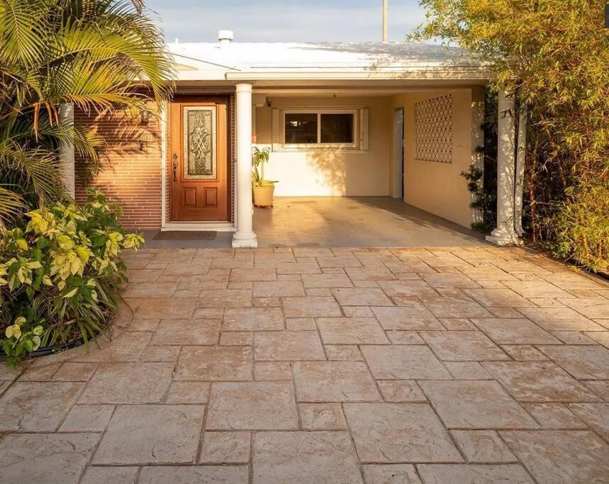 Lovely 3-bd, Walk To Bars, 9 Min Drive From Beach! Heated Pool.