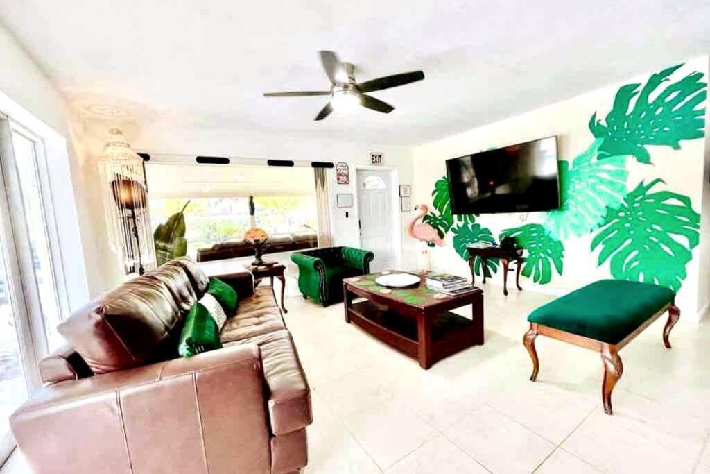 Jungle To 4 R 3 Bedroom Family And Pet Heated Pool N Airport N N Hard Rock Villa *