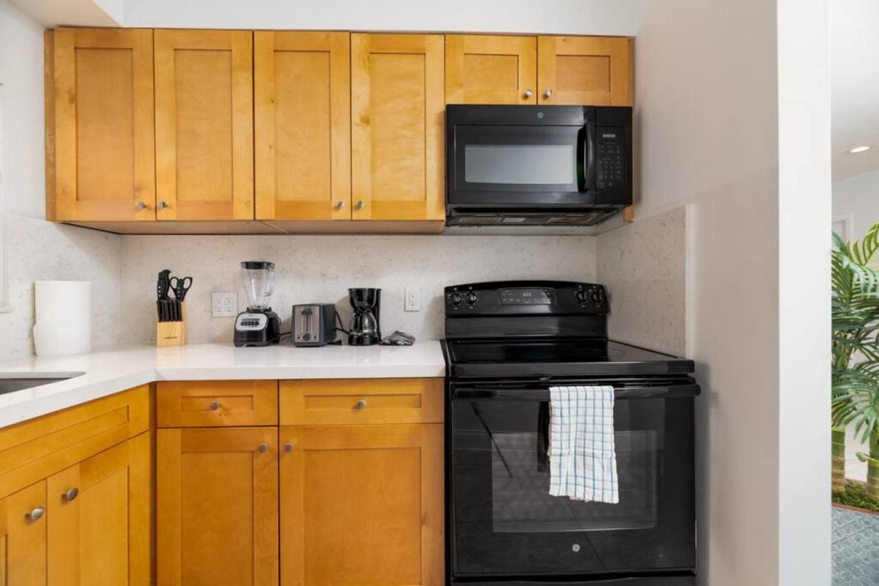 Bayshore Breeze 1 - Lauderdale Apartment *