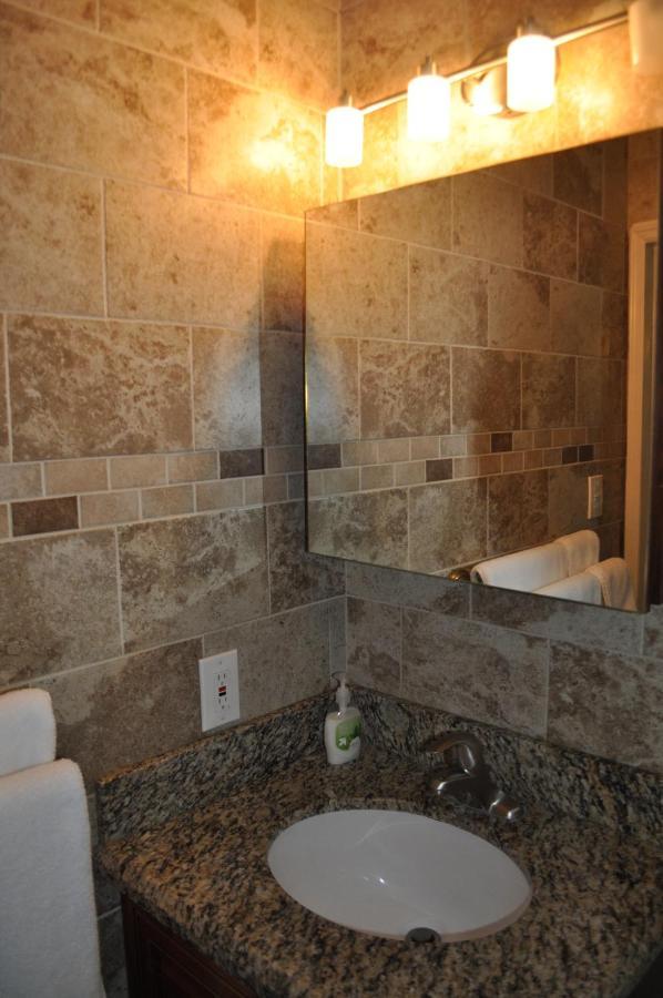 Lovely 3-bd, Walk To Bars, 9 Min Drive From Beach! Heated Pool. Holiday home Fort Lauderdale